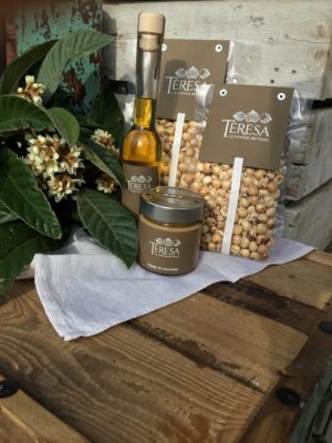 Pure crème de noisettes émincées, 
excellente pour accompagner vos fromages ou assaisonner pâtes et entrées. 
Ajoutez du miel, du sucre de canne ou du chocolat, pour obtenir une délicieuse pâte à tartiner.
